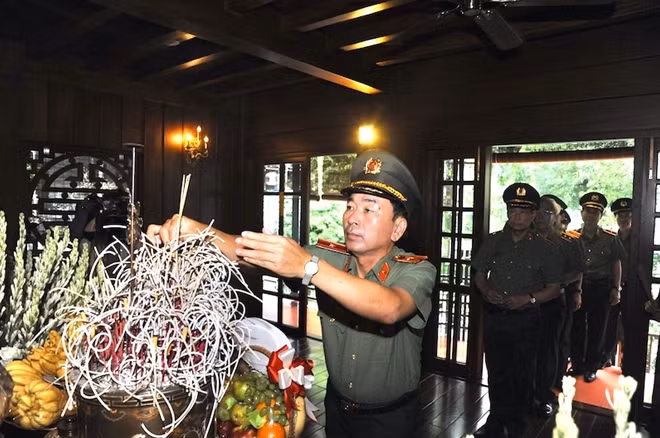 Thứ trưởng Trần Quốc Tỏ dâng hương tại Nhà tưởng niệm.