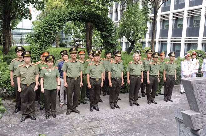Đoàn đại biểu thành kính tổ chức Lễ dâng hương, dâng hoa lên anh linh Chủ tịch Hồ Chí Minh