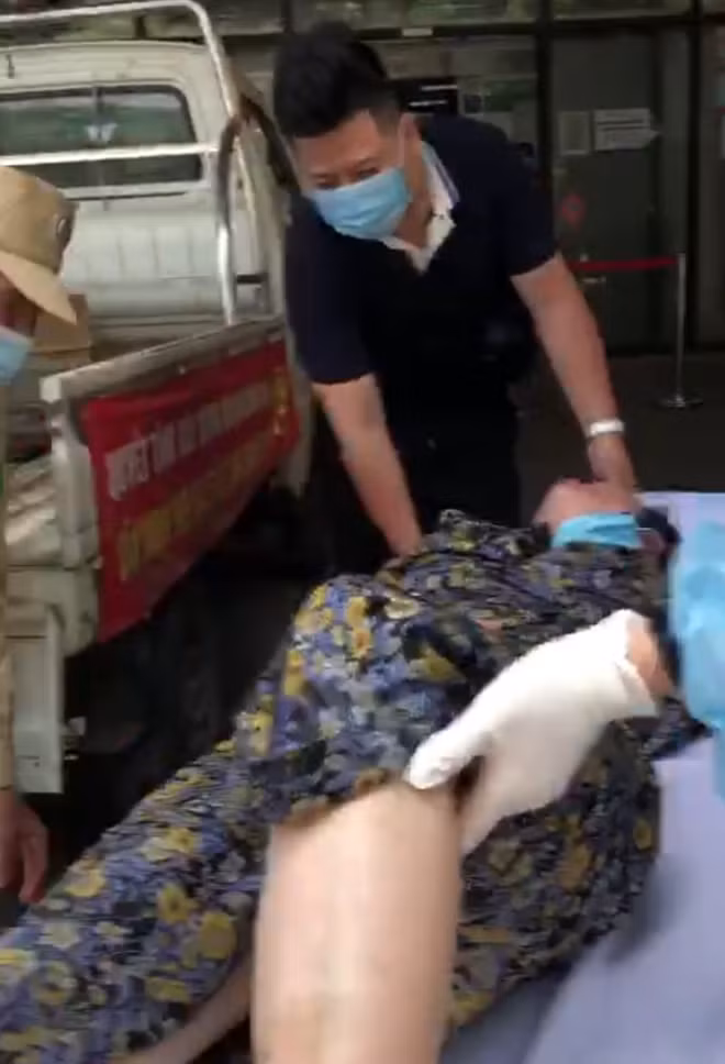 Nạn nhân được cán bộ Công an cứu sống.