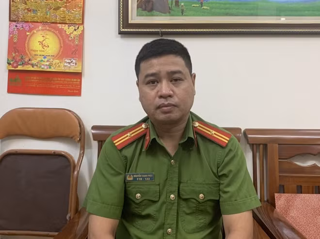 Thiếu tá Nguyễn Thanh Phúc kịp thời nhảy xuống hồ cứu chị Y.