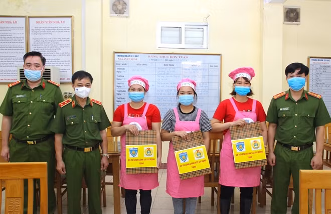 Trung tướng Phạm Quốc Cương thăm, tặng quà đoàn viên Công đoàn, người lao động Trung đoàn CSBV mục tiêu Chính trị, kinh tế, văn hóa, khoa học kỹ thuật.