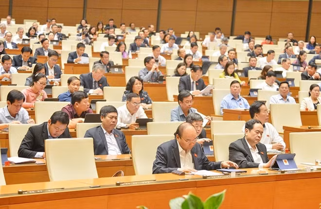 Các đại biểu tham dự phiên chất vấn và trả lời chất vấn.