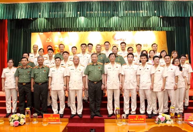 Bộ trưởng Tô Lâm chụp ảnh lưu niệm với các Chi bộ tham dự đại hội.