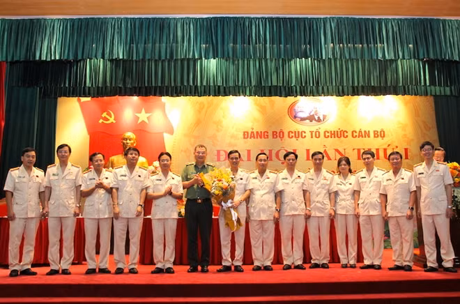 Thừa ủy quyền của Bộ trưởng Tô Lâm, Thiếu tướng Tô Ân Xô tặng hoa chúc mừng Ban Chấp hành Đảng bộ Cục Tổ chức cán bộ nhiệm kỳ mới.