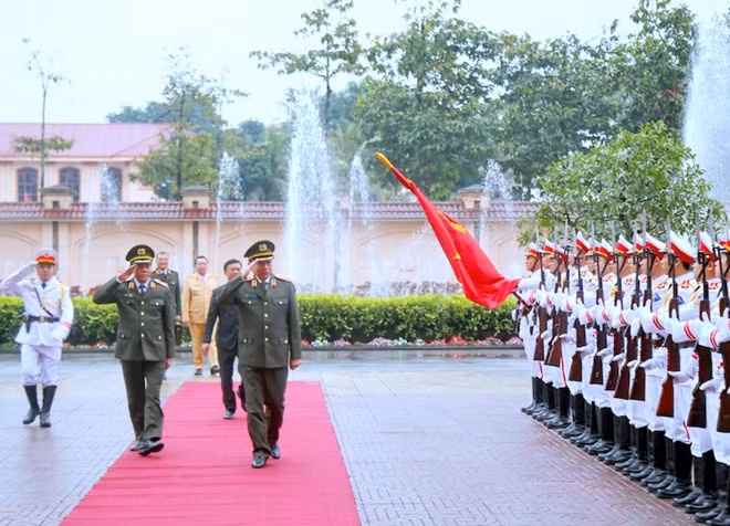 Bộ trưởng Tô Lâm duyệt đội danh dự Công an tỉnh Nghệ An.