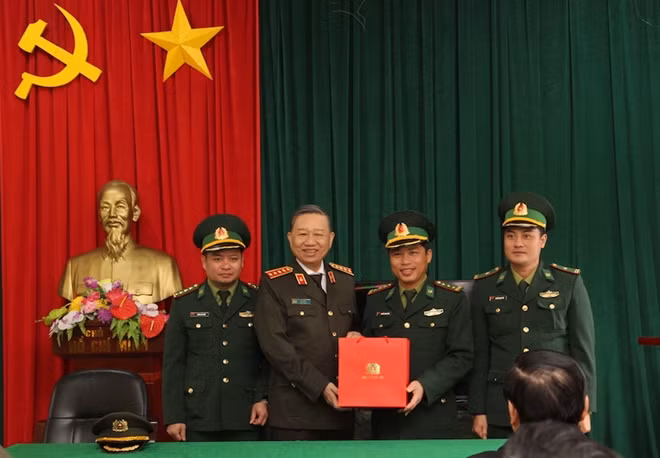 Bộ trưởng Tô Lâm cùng đoàn công tác tặng quà cán bộ chiến sỹ Đồn biên phòng.