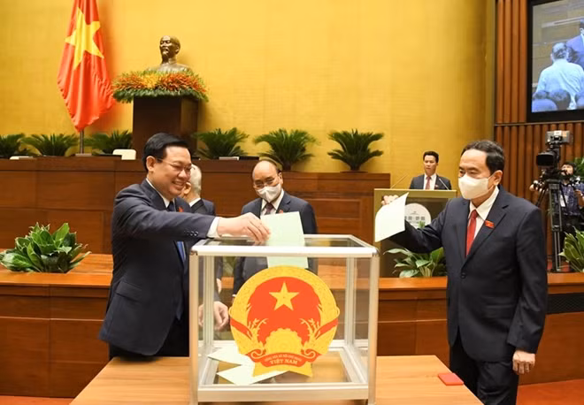 Các đồng chí lãnh đạo Đảng, Nhà nước bỏ phiếu bầu Chủ tịch Quốc hội khóa XV.
