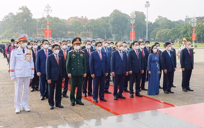 Trước phiên khai mạc, lãnh đạo Đảng, Nhà nước đã vào Lăng viếng Chủ tịch Hồ Chí Minh