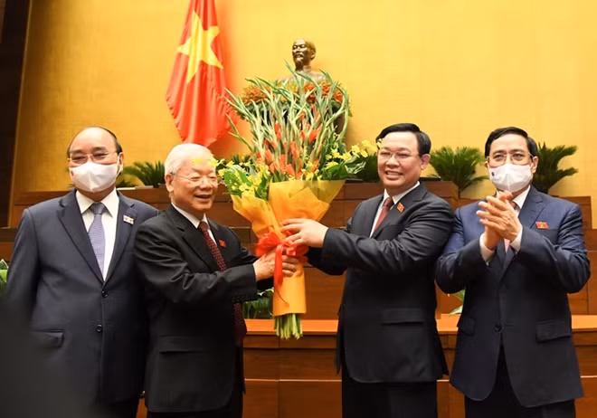 Chủ tịch Quốc hội Vương Đình Huệ tặng hoa Tổng Bí thư Nguyễn Phú Trọng.