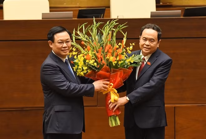 Phó Chủ tịch Thường trực Quốc hội Trần Thanh Mẫn tặng hoa chúc mừng Chủ tịch Quốc hội Vương Đình Huệ.