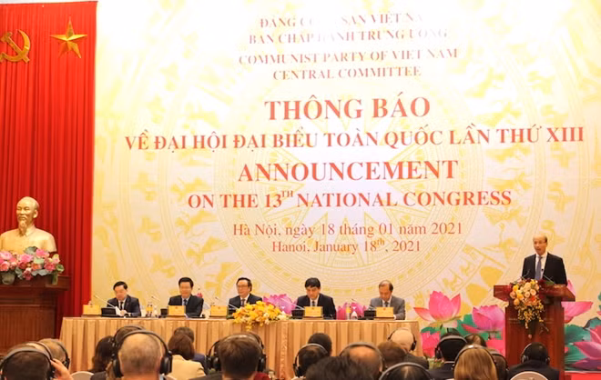Trưởng Ban Đối ngoại Trung ương Hoàng Bình Quân và các đồng chí lãnh đạo chủ trì cuộc thông báo.