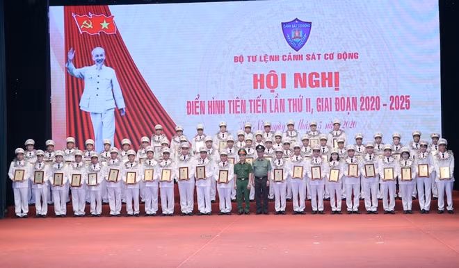 Thứ trưởng Nguyễn Văn Thành và Tư lệnh CSCĐ Phạm Quốc Cương vinh danh các tập thể, cá nhân điển hình tiên tiến tại hội nghị.