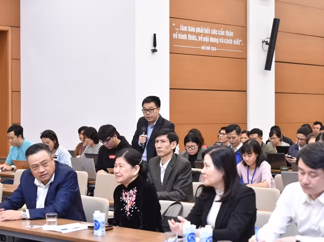 Phóng viên báo chí đặt câu hỏi tại họp báo.