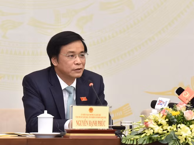 Tổng Thư ký Quốc hội Nguyễn Hạnh Phúc chủ trì họp báo.
