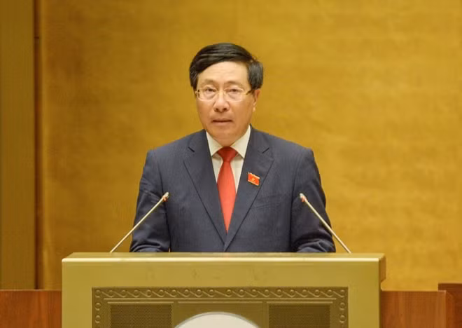 Phó Thủ tướng Chính phủ Phạm Bình Minh trình bày báo cáo.
