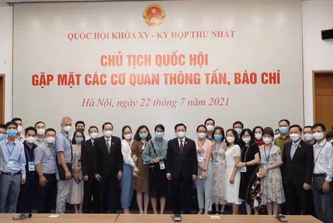 Chủ tịch Quốc hội Vương Đình Huệ với các phóng viên báo chí.