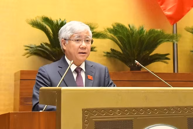 Chủ tịch Ủy ban Trung ương MTTQ Việt Nam Đỗ Văn Chiến trình bày báo cáo.
