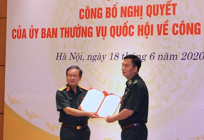 Phó Chủ tịch Quốc hội trao Nghị quyết cho Thiếu tướng Đỗ Quang Thành.