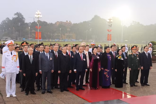 Đoàn đại biểu tham dự Đại hội XIII của Đảng vào Lăng viếng Chủ tịch Hồ Chí Minh.