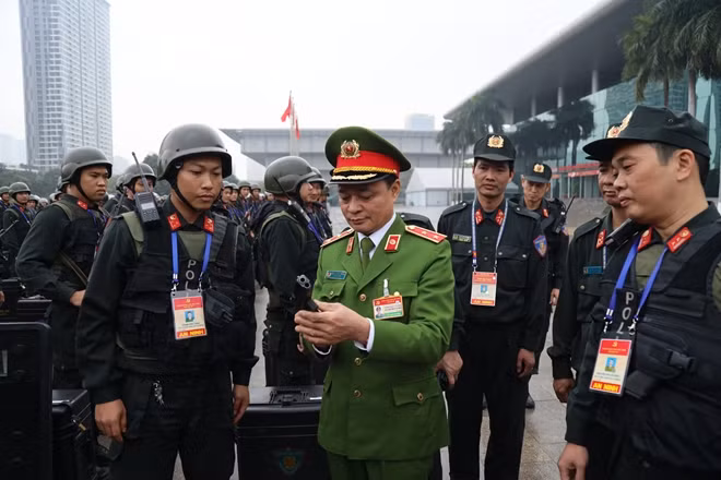 Trung tướng Phạm Quốc Cương kiểm tra ứng trực sẵn sàng chiến đấu của CBCS.