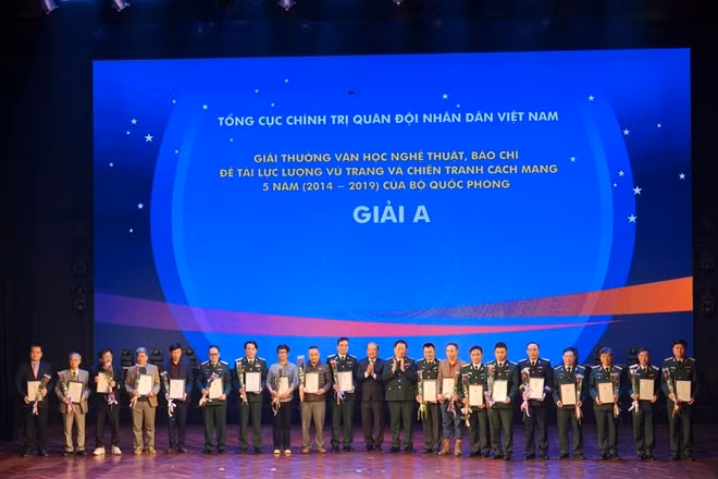 Đồng chí Võ Văn Phuông và Thượng tướng Nguyễn Trọng Nghĩa trao giải A cho các tác giả.
