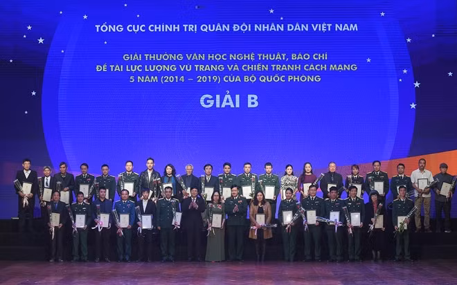 Phó Chủ tịch Thường trực Hội Nhà báo Việt Nam Hồ Quang Lợi và Thiếu tướng Nguyễn Văn Đức, Cục trưởng Cục Tuyên huấn trao giải B cho các tác giả.