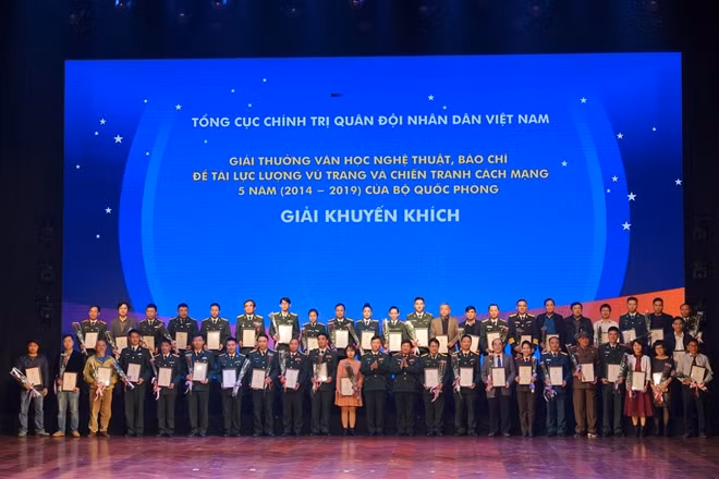 Thiếu tướng Lê Xuân Sang và Đại tá Đỗ Khắc Cẩn trao giải Khuyến khích cho các tác giả đạt giải Khuyến khích.
