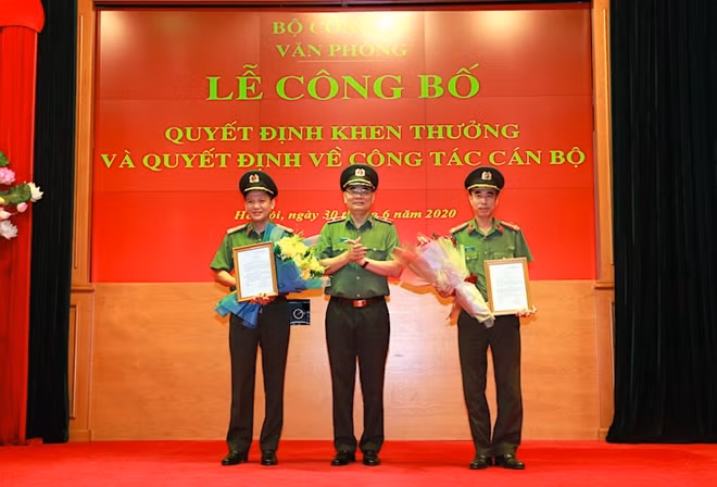 Thiếu tướng Tô Ân Xô trao các Quyết định về công tác cán bộ.