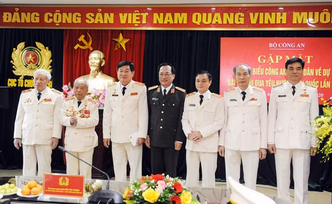 Thứ trưởng Nguyễn Văn Thành trao quà của Bộ Công an tặng các đại biểu tham dự buổi gặp mặt.