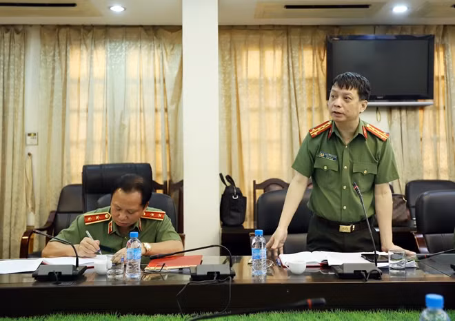 Đại tá Phạm Khải, Tổng Biên tập Báo CAND phát biểu tại buổi làm việc.
