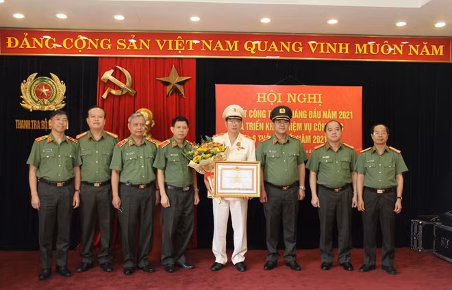 Đảng ủy, lãnh đạo Thanh tra Bộ chúc mừng Thiếu tướng Phan Xuân Sơn.