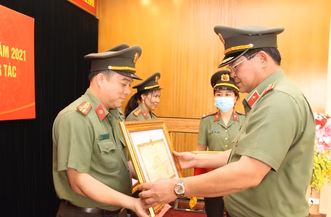 Thiếu tướng Trần Đức Tuấn tặng Bằng khen của Bộ trưởng Bộ Công an cho các tập thể, cá nhân xuất sắc.