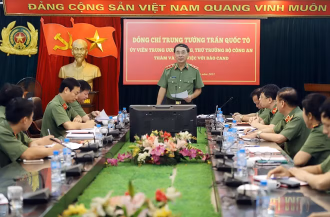 Thứ trưởng Trần Quốc Tỏ phát biểu chỉ đạo tại buổi làm việc với Báo CAND.