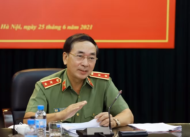 Thứ trưởng Trần Quốc Tỏ trò chuyện thân mật với cán bộ, chiến sỹ Báo CAND.