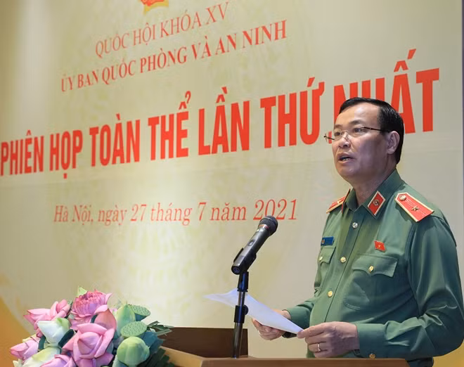 Chủ nhiệm UBQPAN Lê Tấn Tới phát biểu tại phiên họp.