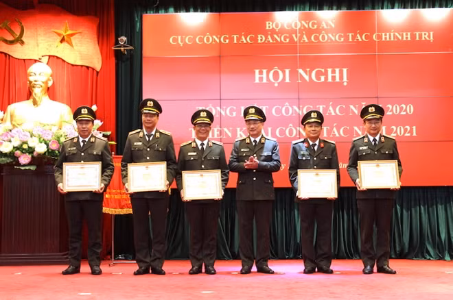 Thứ trưởng Nguyễn Văn Thành trao Bằng khen của Bộ Công an tặng các tập thể, cá nhân có thành tích xuất sắc.