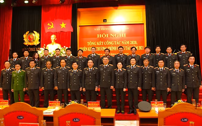 Thứ trưởng Trần Quốc Tỏ, Thứ trưởng Nguyễn Văn Sơn với các đại biểu tham dự hội nghị.