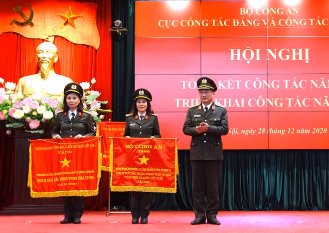 Thừa ủy quyền của lãnh đạo Đảng, Nhà nước, Thứ trưởng Nguyễn Văn Thành đã trao Cờ thi đua xuất sắc của Thủ tướng Chính phủ tặng tập thể Phòng Công tác đảng; trao Cờ thi đua của Bộ Công an tặng tập thể Phòng Thi đua, khen thưởng.