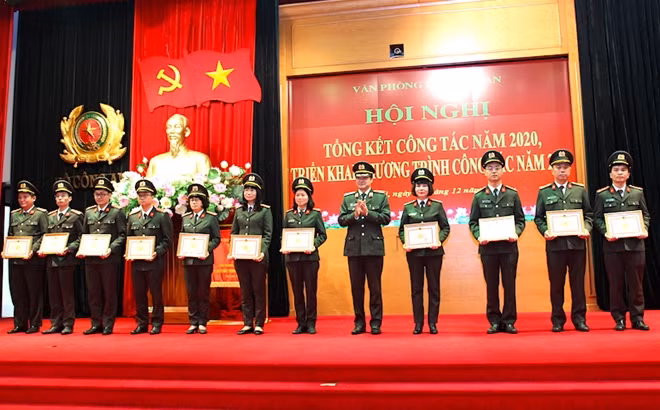 Lãnh đạo Văn phòng Bộ Công an trao danh hiệu "Chiến sỹ thi đua cơ sở" tặng các cá nhân.