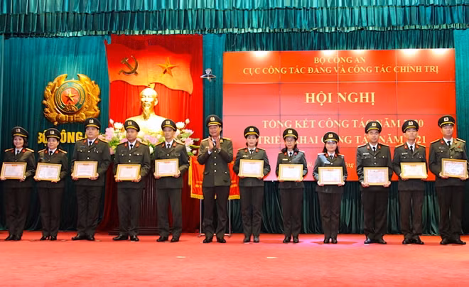 Lãnh đạo Cục Công tác đảng và công tác chính trị trao danh hiệu "Đơn vị Quyết thắng" và "Chiến sỹ thi đua cơ sở" tặng các tập thể, cá nhân.