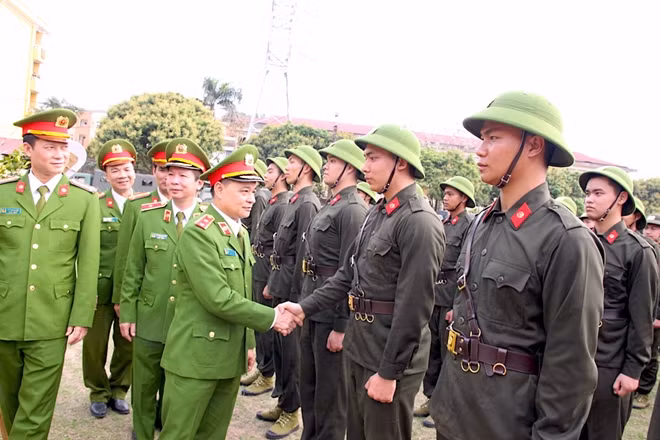 Trung tướng Phạm Quốc Cương, Tư lệnh CSCĐ thăm hỏi, động viên các tân binh.