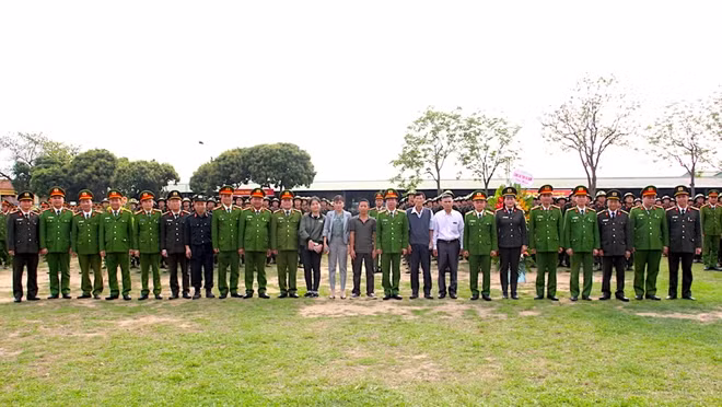 Các đại biểu chụp ảnh lưu niệm tại buổi lễ.