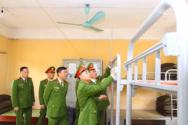 Trung tướng Phạm Quốc Cương thăm, kiểm tra cơ sở vật chất, nơi ăn nghỉ của các tân binh.