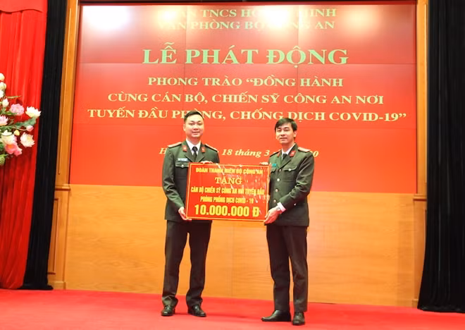 Thiếu tá Bạch Quốc Tuyên, Phó Bí thư Đoàn Thanh niên Bộ Công an trao tượng trưng 10 triệu đồng ủng hộ CBCS nơi tuyến đầu.