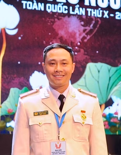 Thiếu tá Trần Anh Tuấn.