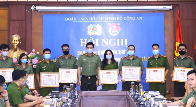 Trung tá Đồng Đức Vũ tặng Bằng khen cho các đơn vị có thành tích xuất sắc nhân Tháng Thanh niên.