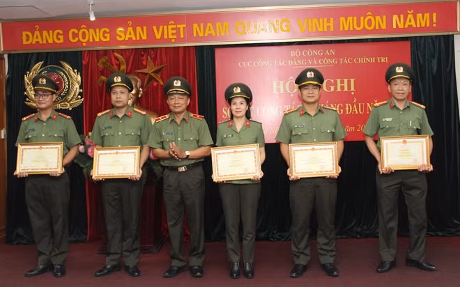 Thiếu tướng Đặng Ngọc Bách, Phó Cục trưởng trao Bằng khen của Bộ trưởng Bộ Công an tặng các tập thể.
