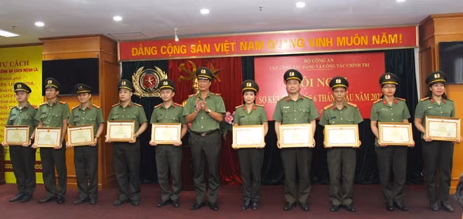 Thiếu tướng Lê Hồng Hiệp, Phó Cục trưởng trao Bằng khen của Bộ trưởng Bộ Công an tặng 10 cá nhân.