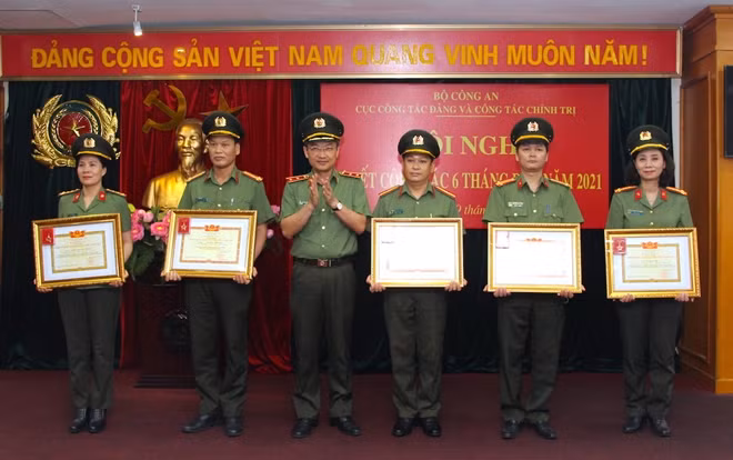 Trung tướng Nguyễn Ngọc Toàn trao danh hiệu "Chiến sỹ thi đua toàn lực lượng CAND" tặng các cá nhân.