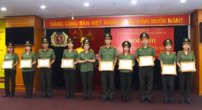 Đại tá Ngô Hoài Thu, Phó Cục trưởng trao Giấy khen của Cục Công tác đảng và công tác chính trị tặng các cá nhân.
